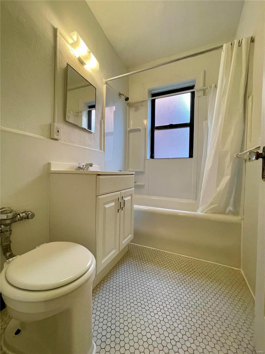 Laclede Ave & Forest Park Boule - Residential Income