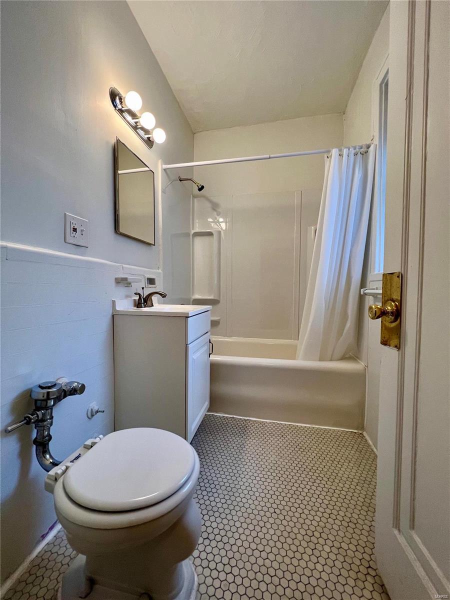 Laclede Ave & Forest Park Boule - Residential Income