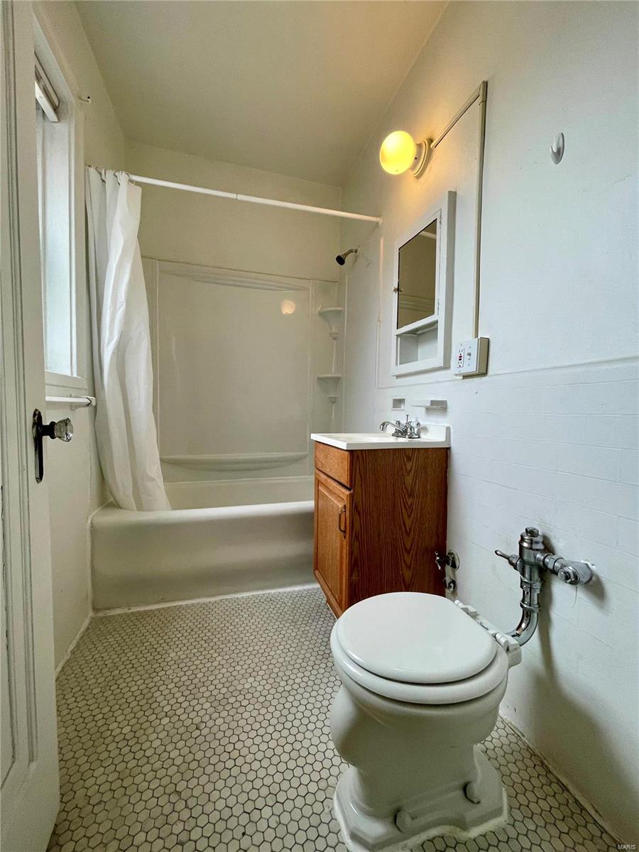 Laclede Ave & Forest Park Boule - Residential Income