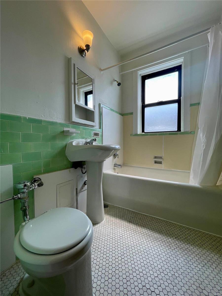 Laclede Ave & Forest Park Boule - Residential Income