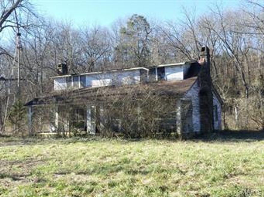 REDUCED AND GREAT BUY!  OWNER REPORTS AN ABUNDANCE OF WILDLIFE ON THIS PROPERTY.  2,533 acres m/l acreage in OREGON COUNTY with 11 POINT RIVER running right thru it!  Very Beautiful property with gorgeous bottom fields and 2 old houses of no value, 2 drilled wells, electric AND phone is on property.  Has around 400 +/- acres of pastures / hay fields  Owner took 500+ 4 x5 ROUND bales of hay off in the Spring of 2013 and was hayed again August of 2013.  Owner hays property each year. Private and no restrictions known and LOTS OF WILDLIFE. Great hunting and would make a wonderful retreat or a home place. About 10 miles out from Mountain View. Call today to view this wonderful acreage!