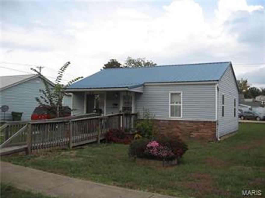 2-BR, 1-BA BUNGALOW;
Perfect starter home with gas forced air heat, central air, metal roof, vinyl windows and a storage shed. The home has a ramp in the front yard and is near the hospital.