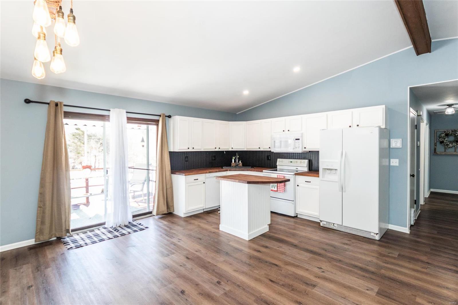 Hillsboro, Missouri 63050, United States, 3 Bedrooms Bedrooms, ,2 BathroomsBathrooms,Residential,Pending,15717