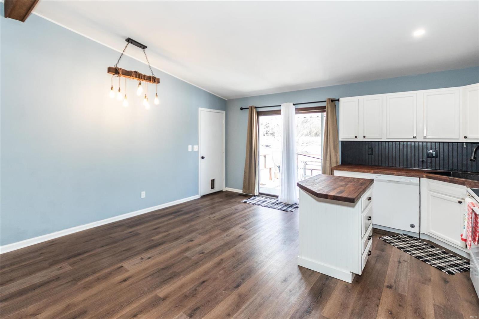 Hillsboro, Missouri 63050, United States, 3 Bedrooms Bedrooms, ,2 BathroomsBathrooms,Residential,Pending,15717