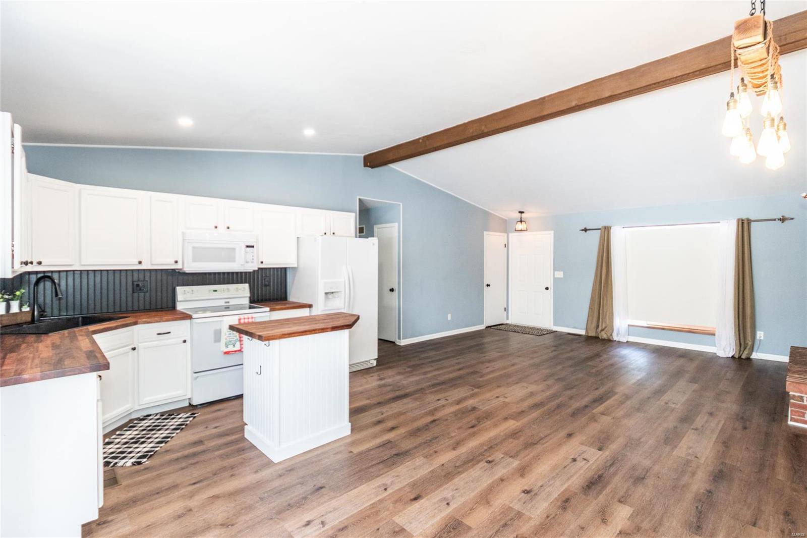 Hillsboro, Missouri 63050, United States, 3 Bedrooms Bedrooms, ,2 BathroomsBathrooms,Residential,Pending,15717