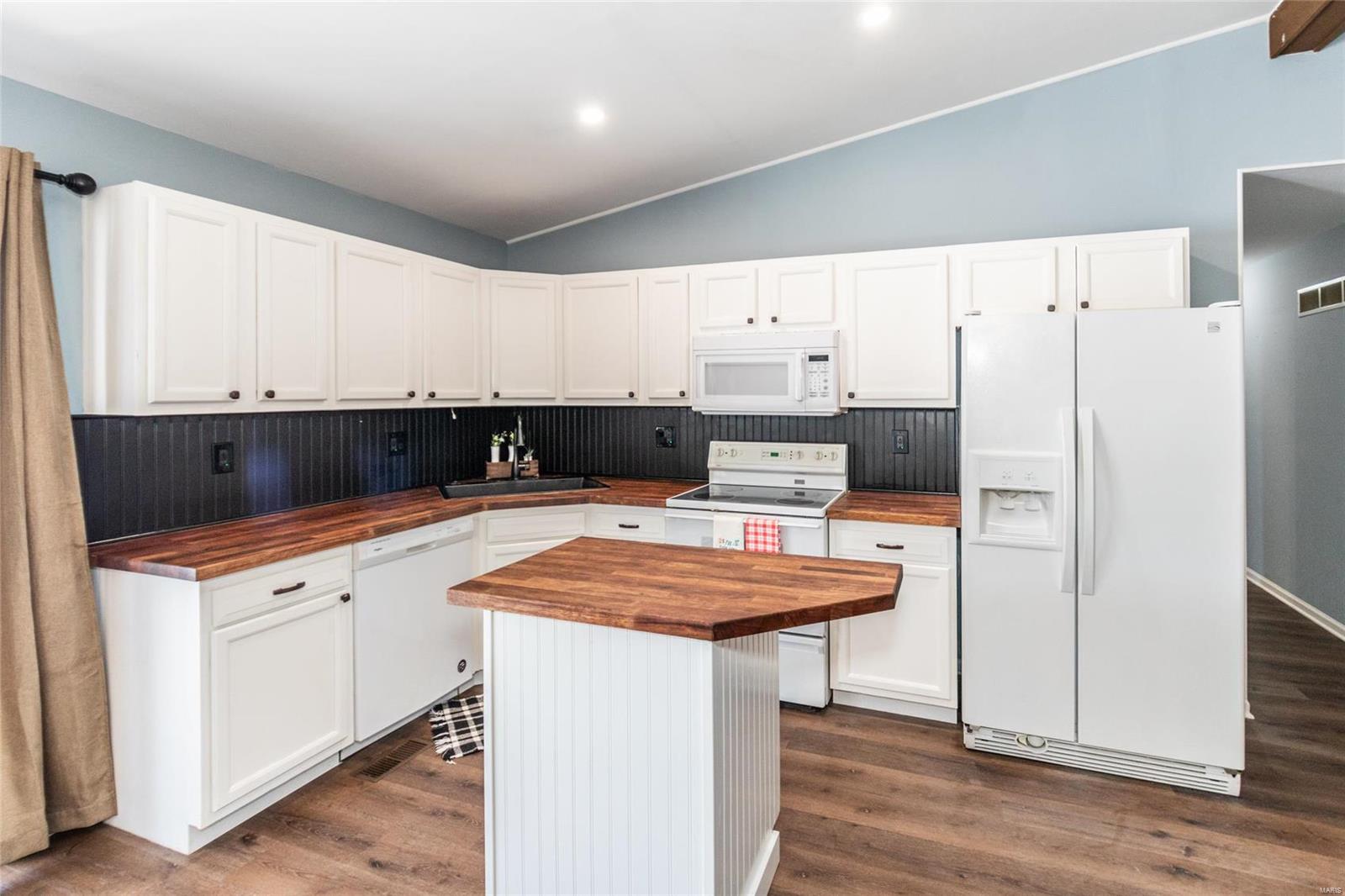 Hillsboro, Missouri 63050, United States, 3 Bedrooms Bedrooms, ,2 BathroomsBathrooms,Residential,Pending,15717