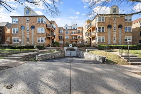 Condominium in St Louis MO 7536 York Drive.jpg