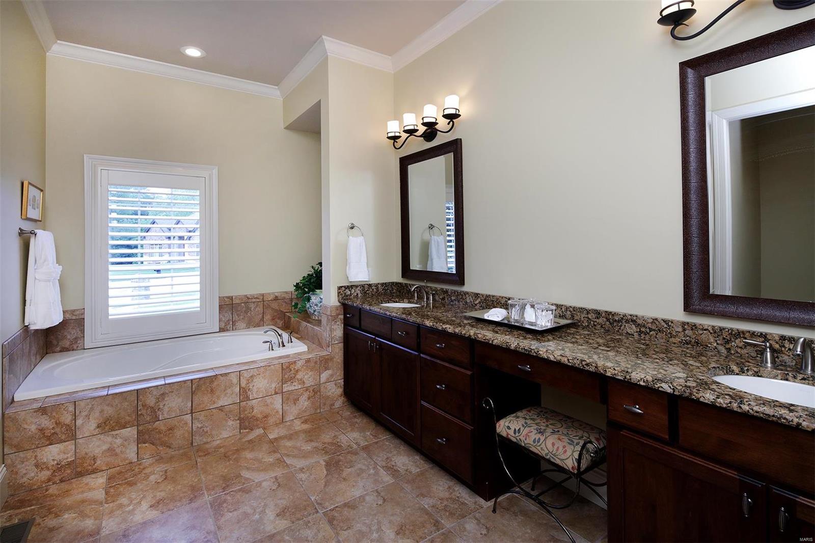 Ladue Court Villas - Residential