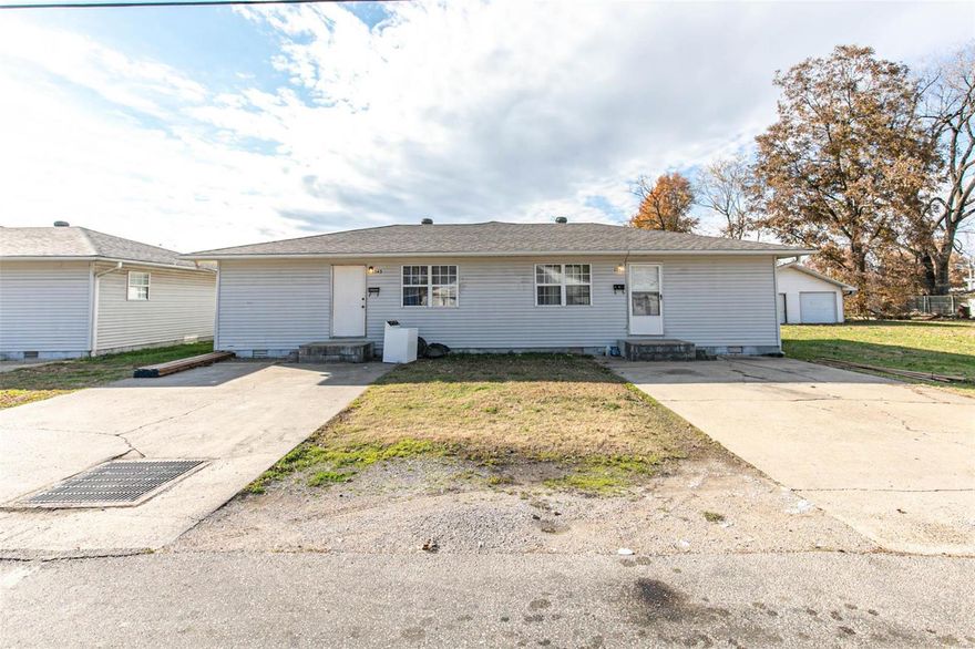 $1100 per month gross monthly income on this duplex!!!!

Tenant pays all utilities