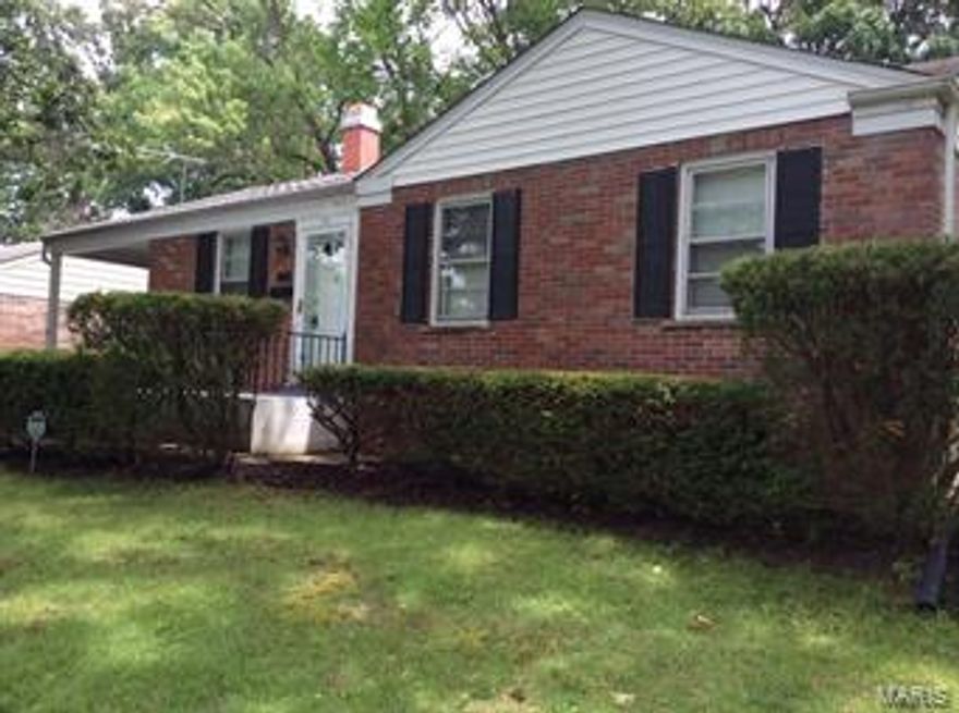 The perfect location.  Walk to Blackburn Park, Webster Pool, Ice Rink, Fitness Ctr and Gym.  This gem in the sought after Chestnut Hill area of Webster is situated on a cul-de-sac.  It features hardwood floors through out most of the main floor.  Lots of windows let in plenty of natural light.  There is great flow to this home.  Combo living room dining room.  Dining room is right off the kitchen.  From the kitchen enjoy the beautiful screened in porch with plenty of shade to keep cool.  Spacious master bedroom.  The basement is ready for your finishing touch and would add significant living space.  Updated electric, plumbing and freshly painted.  This home is move in ready.  Close to schools, shopping, and restaurants.  This home is priced to sell.  Don't miss out!