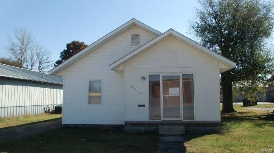 Very Clean & just the PERFECT size building & PRICE for someone needing a small office building right in the Heart of Sikeston. Located just behind CVS Pharmacy. The building is vacant so you can move right in. SpecialListingConditions: Probate Location: City