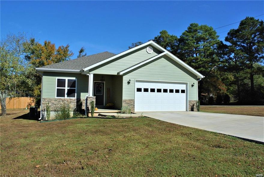 Nice spacious open floor plan. Kitchen has nice counter top space and large walk in pantry. Master has nice walk in tile shower and walk in closet.