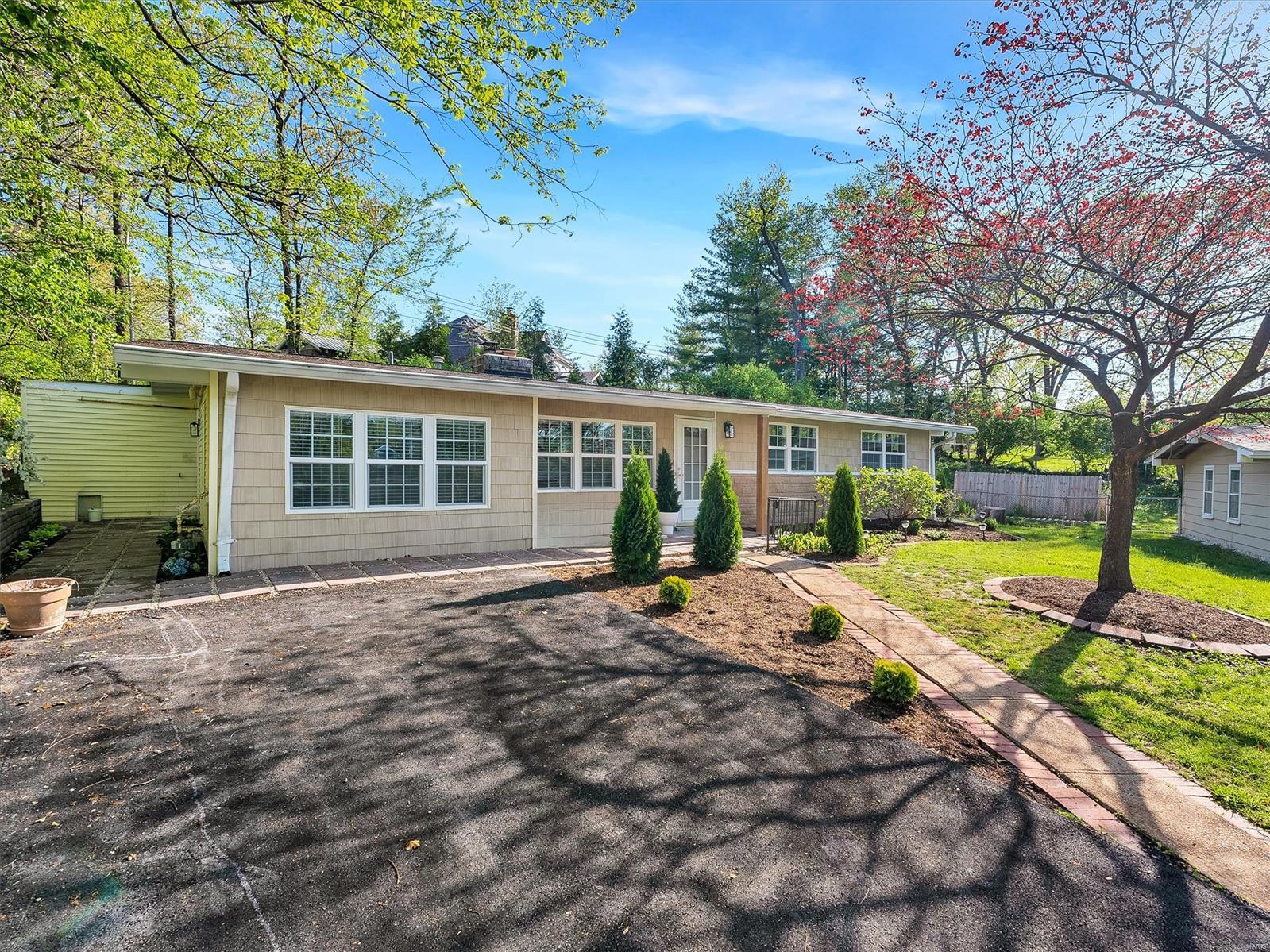 621 Crest Court