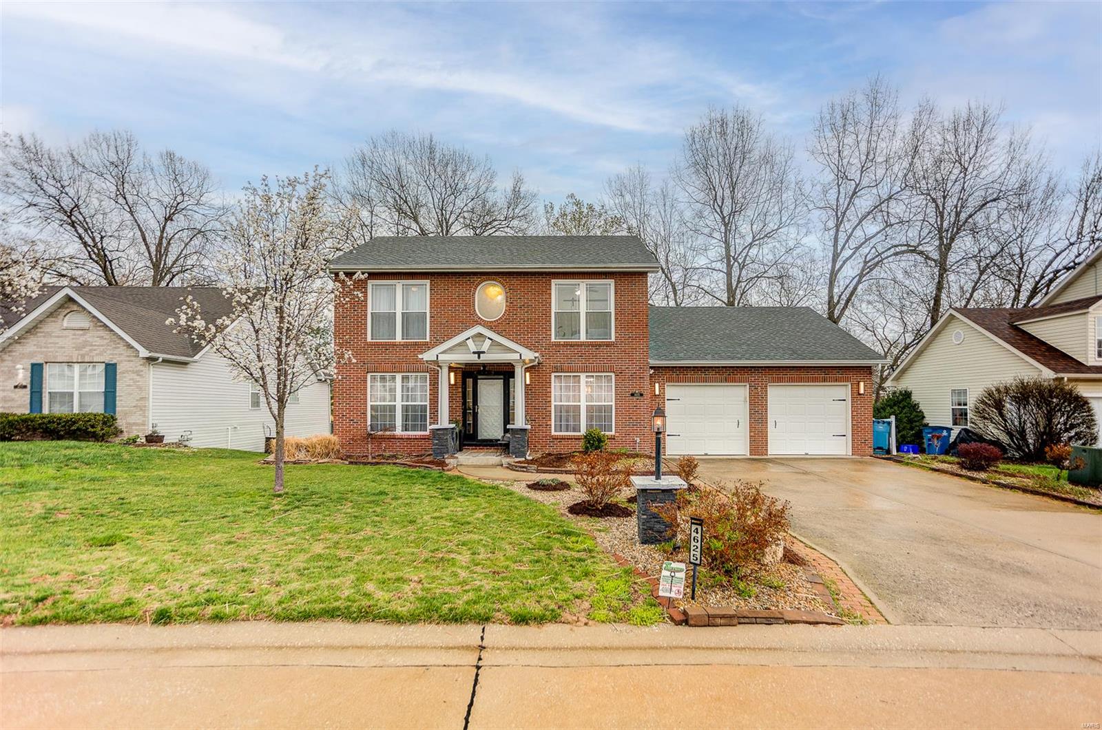 Alton, Illinois 62002, United States, 4 Bedrooms Bedrooms, ,4 BathroomsBathrooms,Residential,Active,97477