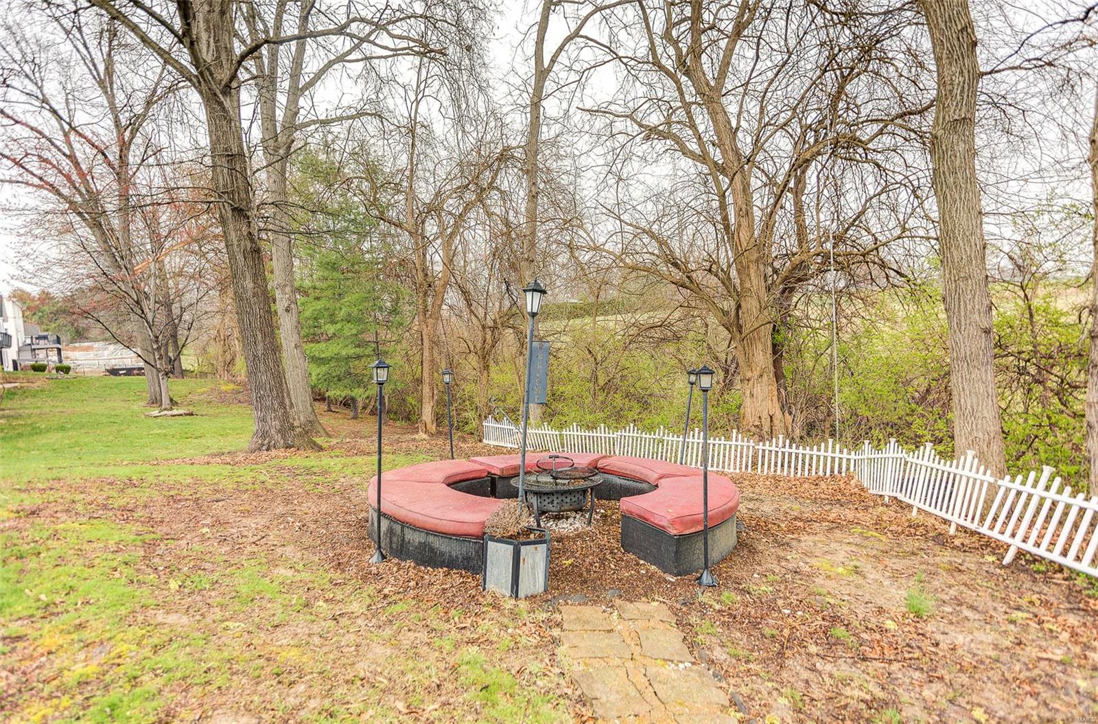 Alton, Illinois 62002, United States, 4 Bedrooms Bedrooms, ,4 BathroomsBathrooms,Residential,Active,97477