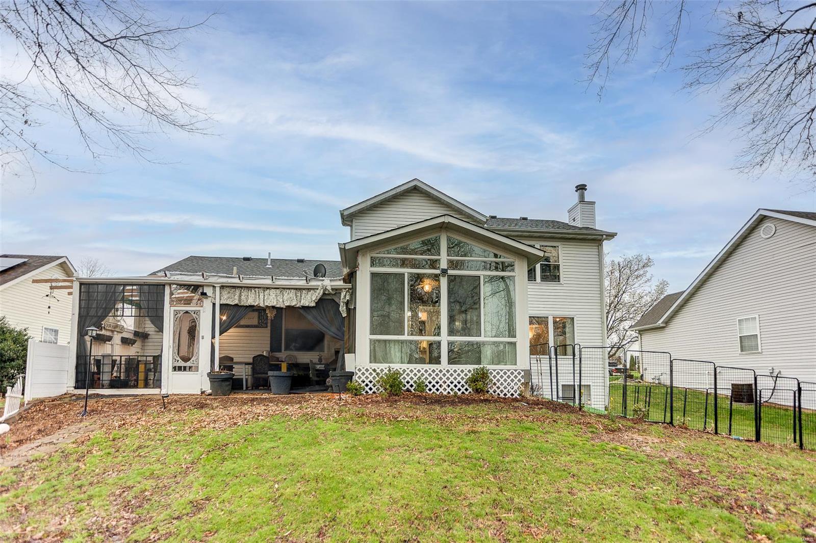 Alton, Illinois 62002, United States, 4 Bedrooms Bedrooms, ,4 BathroomsBathrooms,Residential,Active,97477