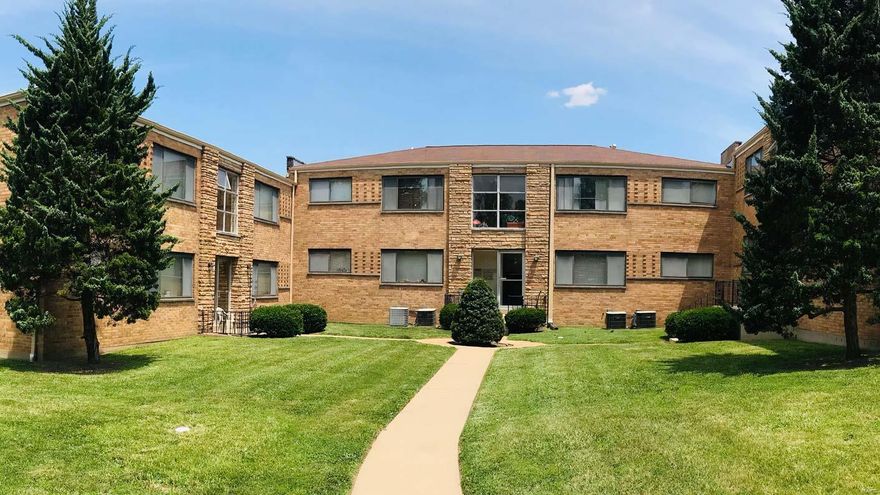One month free on a 13-month lease.  Two Bedroom / one bath Affton apartment.  Ground floor unit with kitchen, dining area, and living room.  Large newer windows allowing providing plenty of natuarl light iand great views of the courtyard.  Common basement with laundry hookups and storage locker.  Easy access to highway 44 and close proximity to Crestwood and Webster Groves.  10 minute drive to Clayton. Location: Lower Level, Suburban