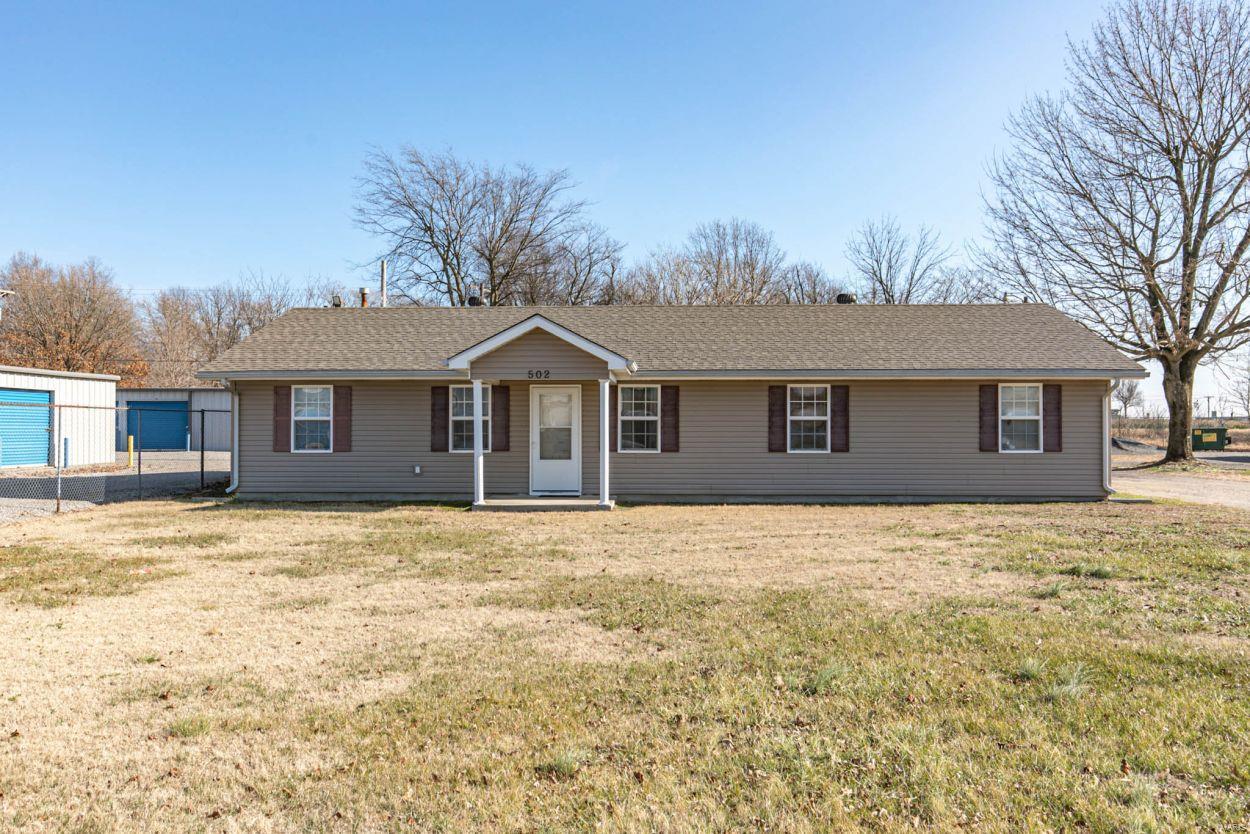 Main image without alt text