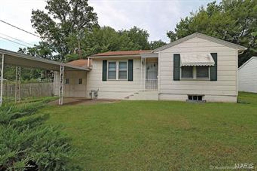 Newly Remodeled Home in convenient Cape Girardeau location: NEW carpet and paint throughout, NEW vinyl flooring in kitchen and bathroom. All appliances stay with the home, to include the range, refrigerator, washer, and dryer. The home has previously been rented out for $650 per month and would make a great home for an investor or personal residence. A very clean and well-maintained property.