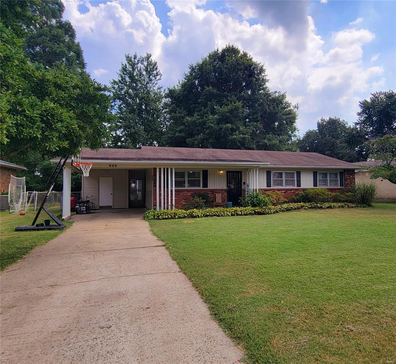 View Sikeston, MO 63801 house
