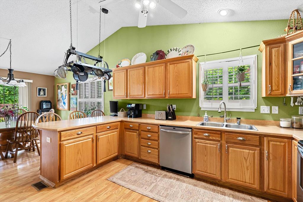 Maryville, Illinois 62062, United States, 3 Bedrooms Bedrooms, ,2 BathroomsBathrooms,Residential,Pending,131939