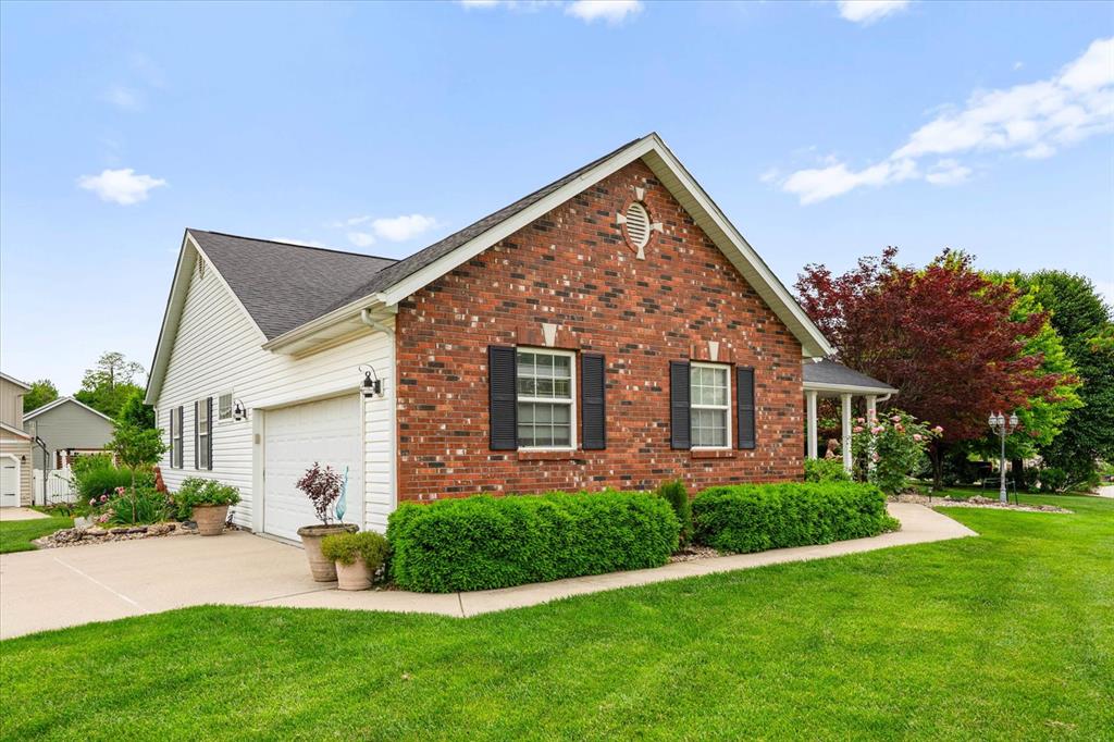 Maryville, Illinois 62062, United States, 3 Bedrooms Bedrooms, ,2 BathroomsBathrooms,Residential,Pending,131939