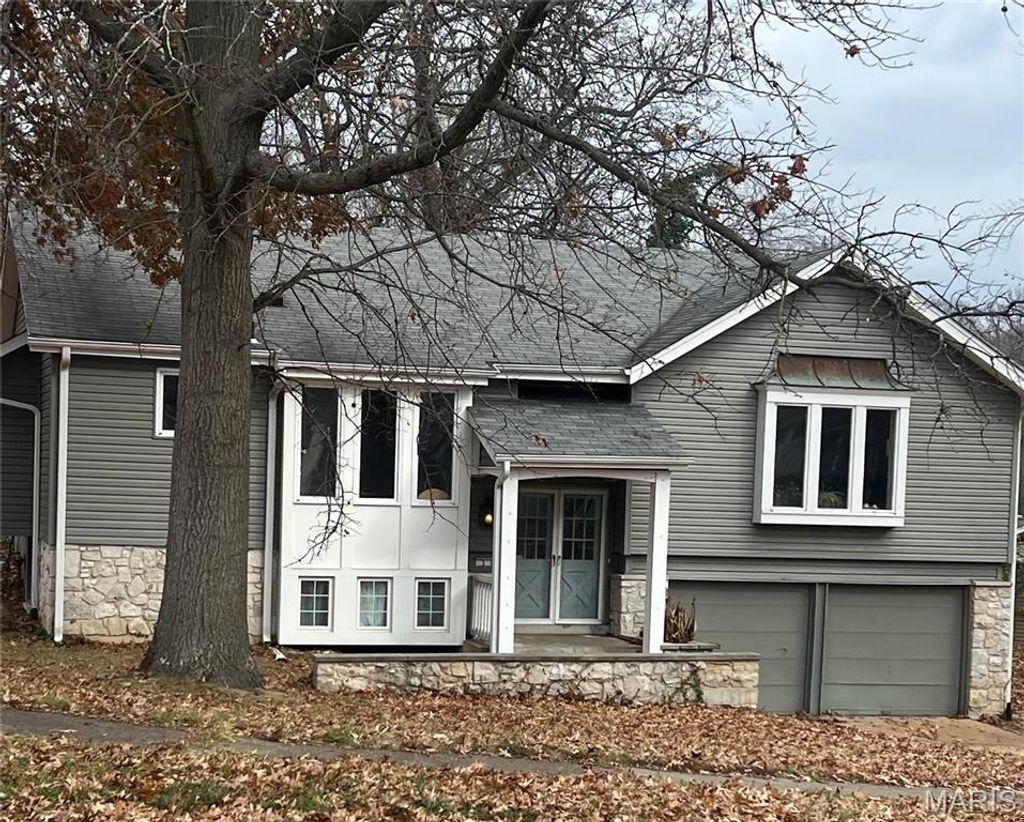 Photo of 3 Newfield Court, Ballwin, MO 63011 (MLS # 25080589)