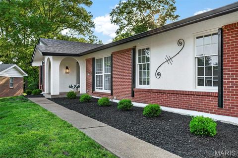 Photo of 12947 Ballantine Court, Unincorporated, MO 63146 (MLS # 26030392)