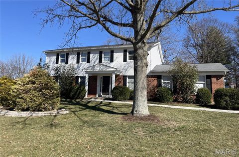 Photo of 442 Royalwood Drive, Creve Coeur, MO 63141 (MLS # 26011413)