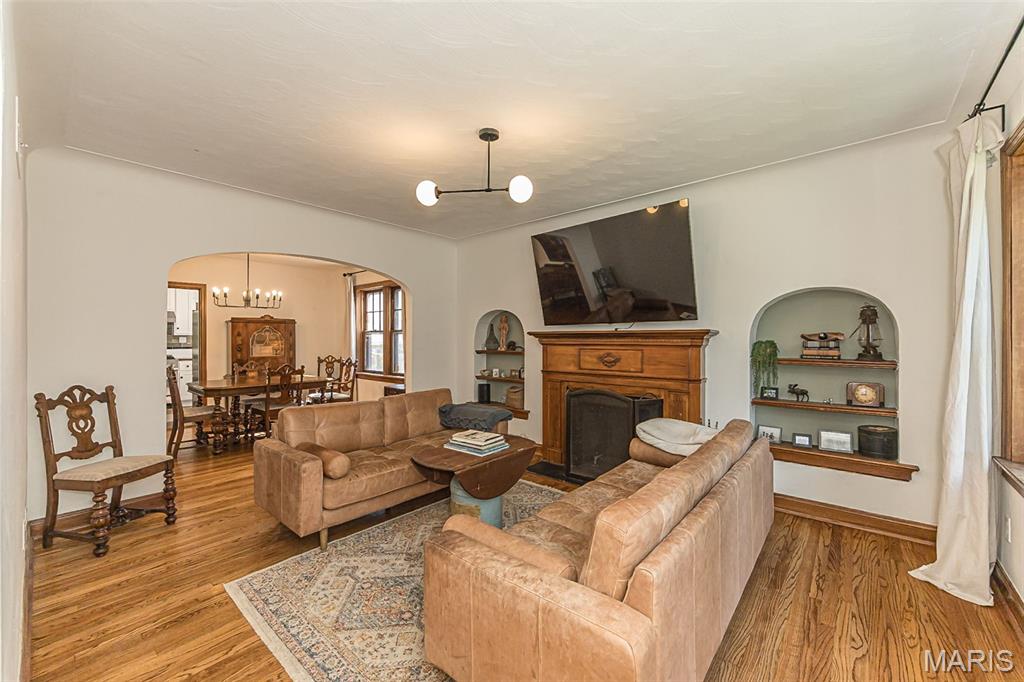 7244 Shaftesbury Avenue
