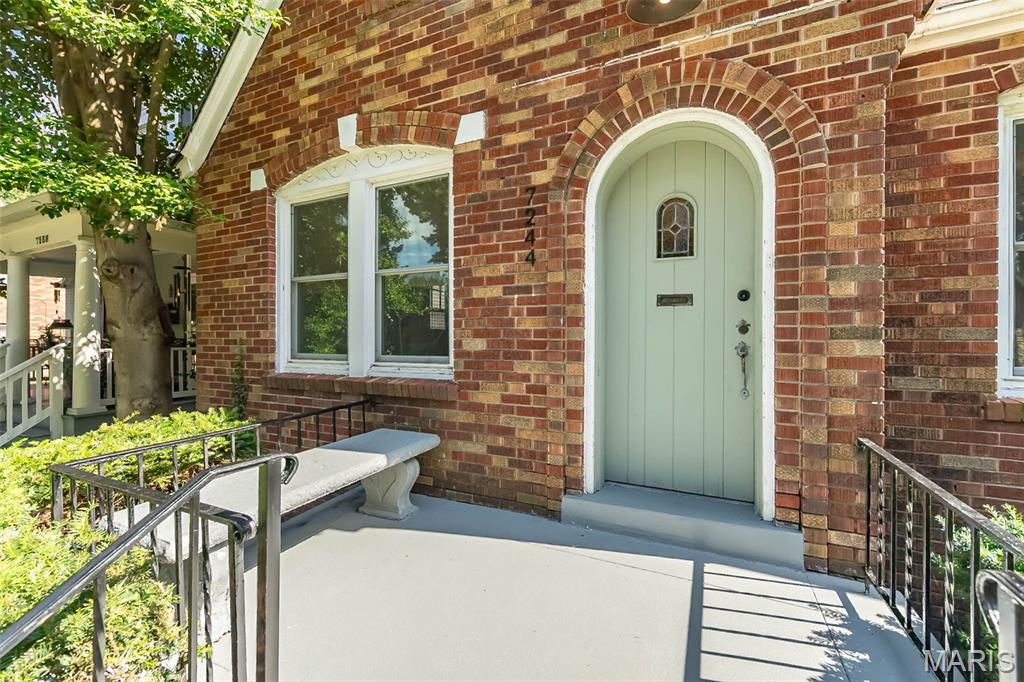 7244 Shaftesbury Avenue