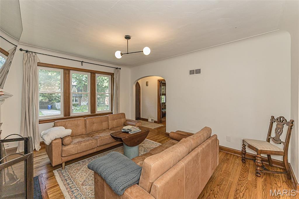 7244 Shaftesbury Avenue