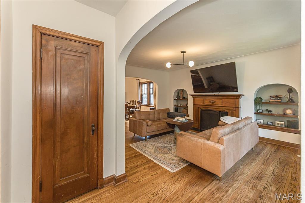 7244 Shaftesbury Avenue