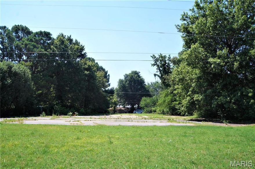 *PRICE REDUCED* Prime Development Commercial Lots: Offering 278’ M/L State Highway 412 frontage. There are 2 tracks, Track 1 is104’ x 256.4’ and Track 2 is 173.5’ x 140’. City utilities are available. Hwy entrance and exit. State Hwy 412 is a main east-west corridor in the Missouri Bootheel. There are currently 4 lanes in front of this property, with a future capacity improvement project in the planning stages between Kennett and Cardwell MO to the Arkansas State line. #DunklinCountyMO #CommercialLots #KennettMOland Location: High Traffic, Hwy/Interstate Frntg