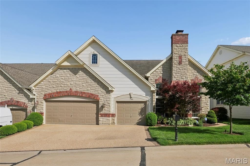 Photo of 740 Stonebluff Court, Chesterfield, MO 63005 (MLS # 26027900)
