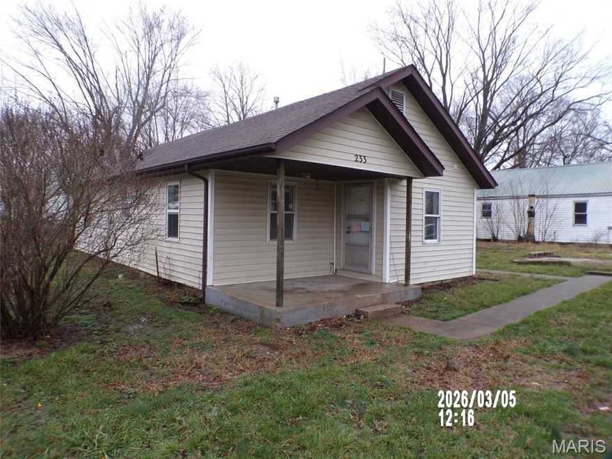 3 bedroom, 1 bath, 1,150 sqft, home sitting on a .22 acre lot. Located in the heart of Licking! Come check it out today, this home has so much potential!