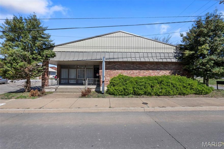 Well maintained and updated office building situated on Independence with strong daily traffic counts. Excellent visibility combined with ample on site parking makes this property ideal for a variety of professional or service based businesses.

Listing includes 3 parcels: 21-106-00-16-00800-0000, 21-106-00-16-01201-0000, and 21-106-00-1-01200-0000