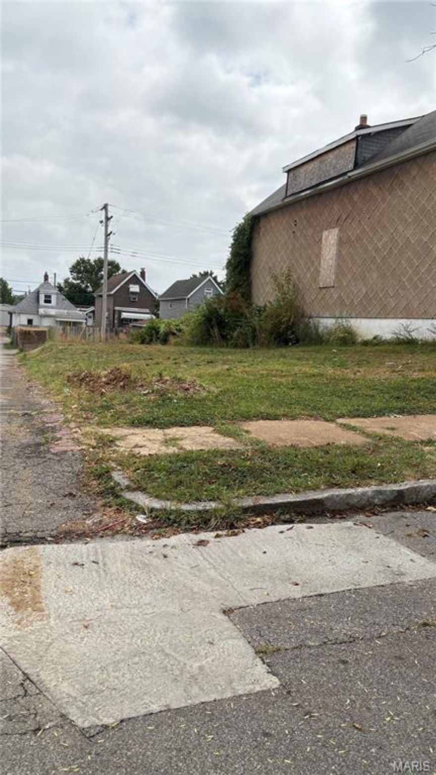 City Lot with Previous Home Site 

Great opportunity to build in the city on this 0.0758-acre lot! Previously a single-family home, this property offers a level site ready for redevelopment. Conveniently located close to major streets, and public transit.