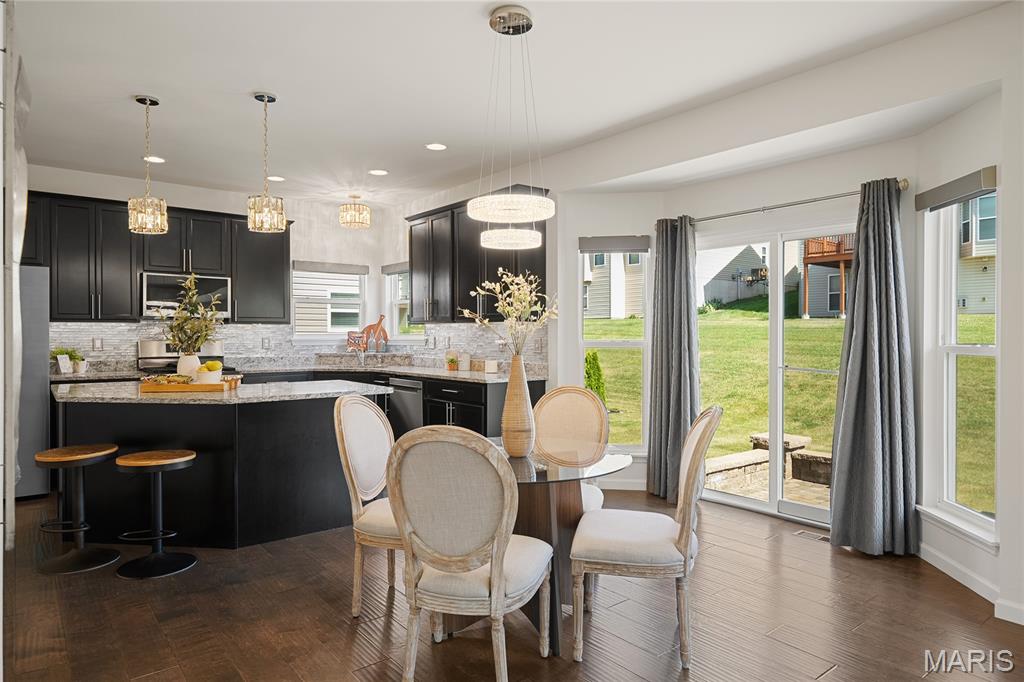 St Louis, Missouri 63146, United States, 4 Bedrooms Bedrooms, ,3 BathroomsBathrooms,Residential,Pending,189869