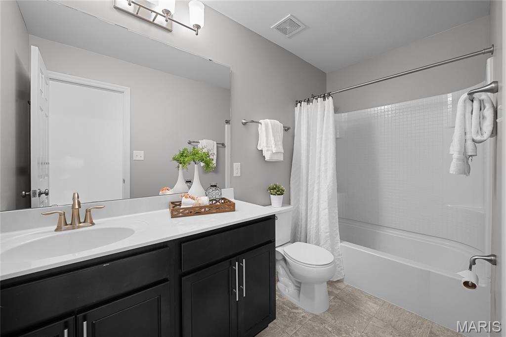 St Louis, Missouri 63146, United States, 4 Bedrooms Bedrooms, ,3 BathroomsBathrooms,Residential,Pending,189869