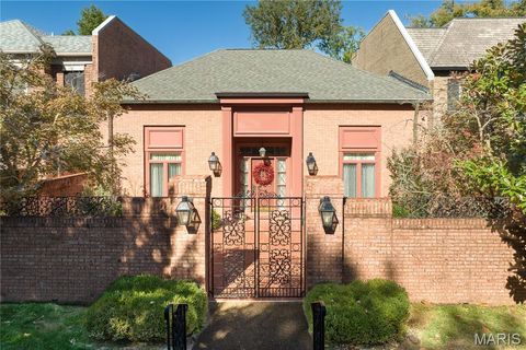 Photo of 11 Chatfield Place Road, Creve Coeur, MO 63141 (MLS # 25071138)