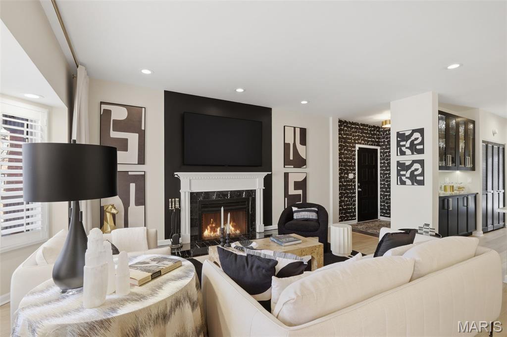 Lindell Place Condos Ph 02 - Residential