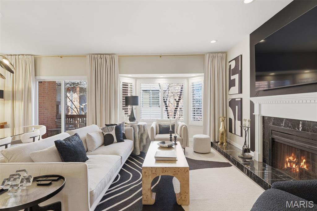 Lindell Place Condos Ph 02 - Residential