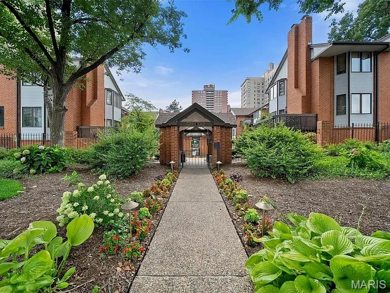 Lindell Place Condos Ph 02 - Residential