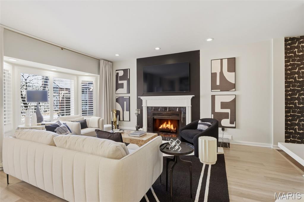 Lindell Place Condos Ph 02 - Residential