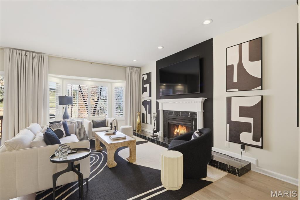 Lindell Place Condos Ph 02 - Residential