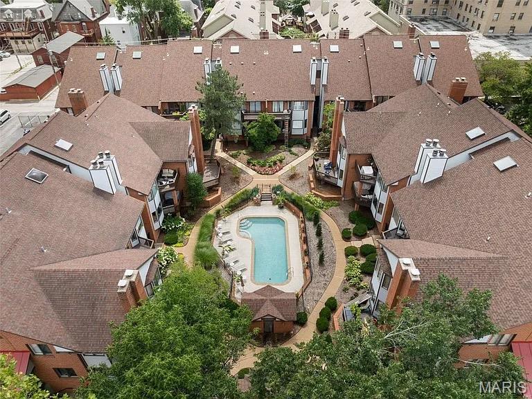 Lindell Place Condos Ph 02 - Residential