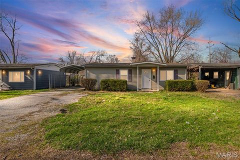 Photo of 502 Saint Thomas Lane, Cahokia, IL 62206 (MLS # 26018051)