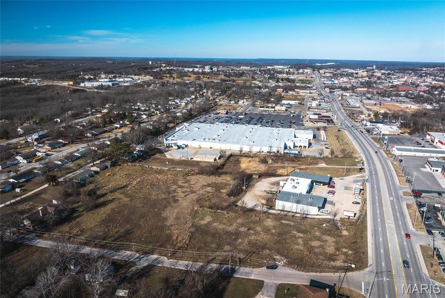 NEW PRICE!! HIGH TRAFFIC LOCATION!! 4.55 Acres m/l of Commercial Land Located on Bishop Avenue/Hwy 63. The Possibilities are endless for this piece of Property. Bring Your Imagination and see how it could work for you. Location: City, Corner Location, High Traffic