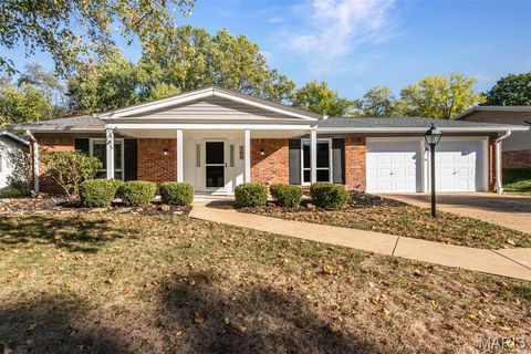 Photo of 108 Old Oaks Drive, Ballwin, MO 63011 (MLS # 25071639)